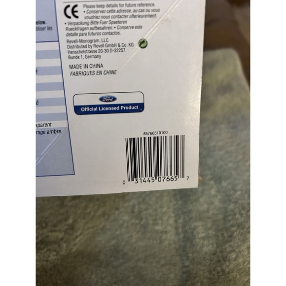 Revell 99 Ford SVT F-150 Lightning Model Pickup Kit 1/25 Complete - Picture 2 of 5